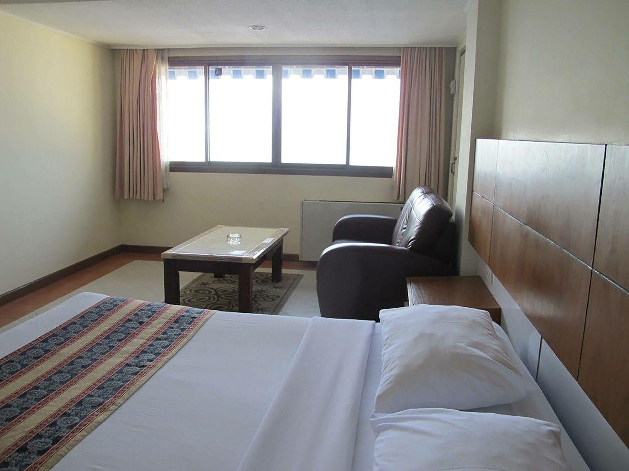 Diamond Beach Hotel Pattaya Bagian luar foto